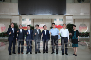 유광열 금융감독원 수석부원장(왼쪽 네번째)이 지난 12일 중국 베이징에서 인용 경제부시장(다섯번째), 훠쉐원 베이징 금융공작국장(여섯번째), 따이빈빈 베이징 하이뎬구청장(일곱번째), 리창핑 베이징 하이뎬구 부구청장(맨오른쪽) 등과 기념 촬영하고 있다. 금융감독원 제공.